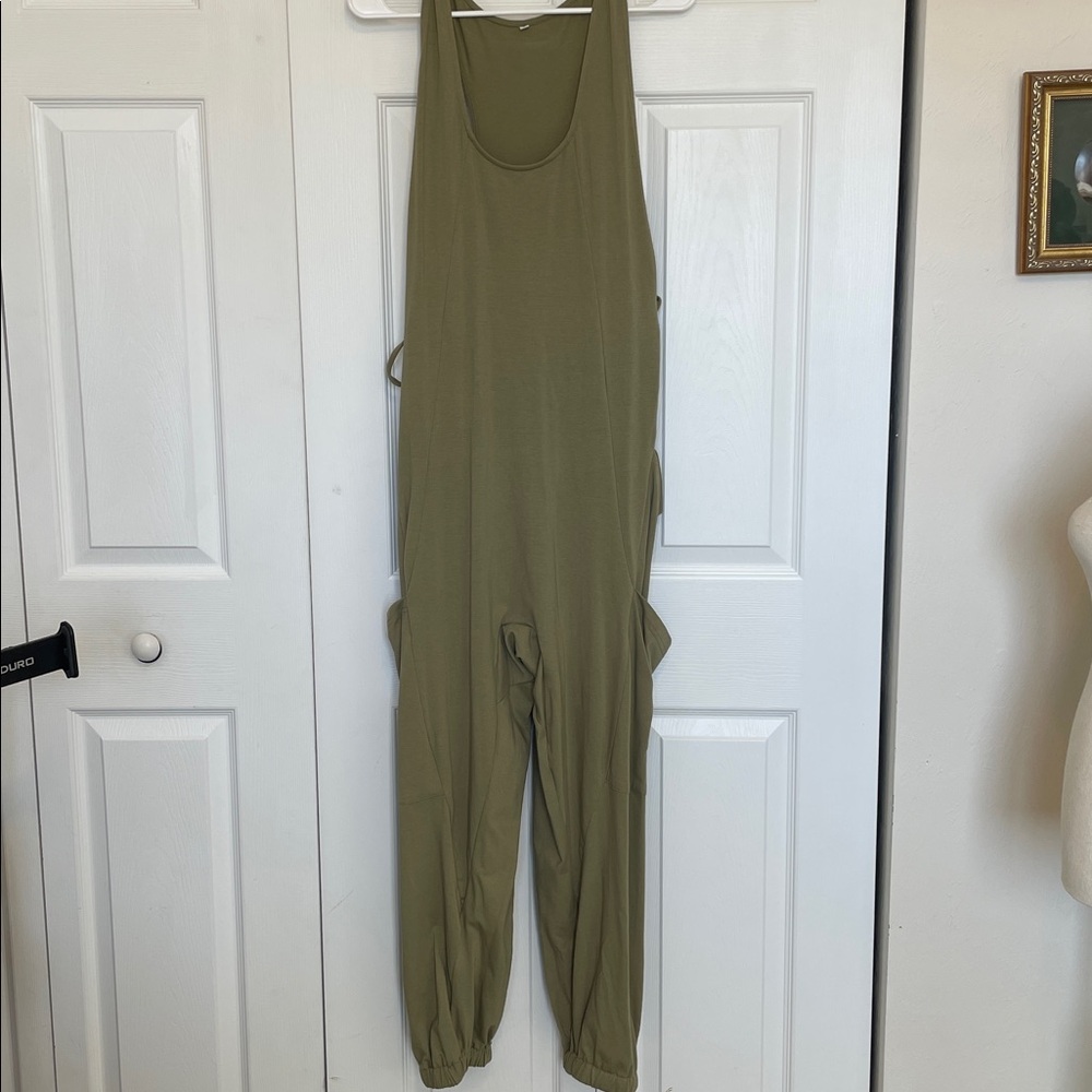 NWOT ANRABESS SLEEVELESS STYLISH GREEN POCKETED JUMPSUIT. SIZE SMALL.